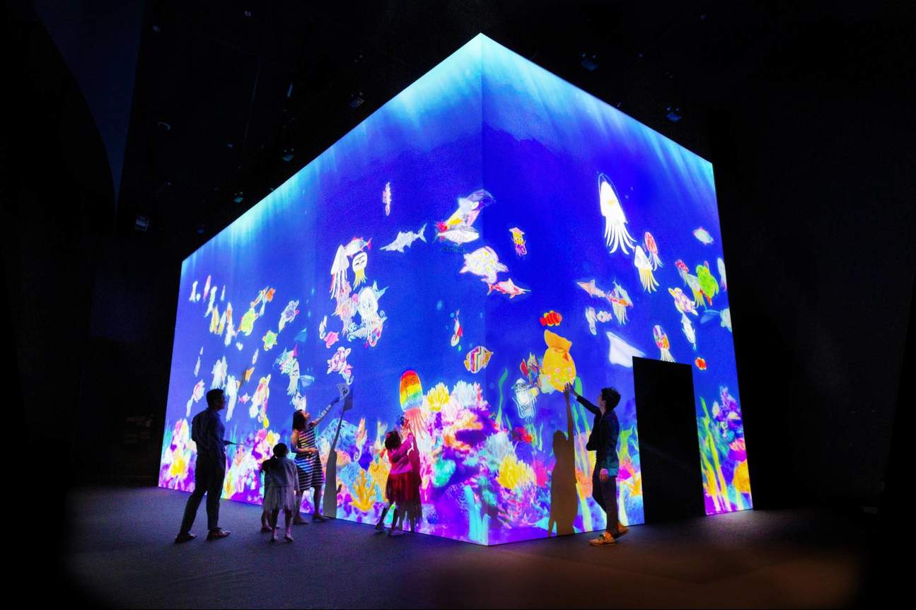 Lassen Sie Ihrer Fantasie freien Lauf, um Ihre eigenen Meeresbewohner zu erschaffen und beobachten Sie, wie sie digital im „Sketch Aquarium“ gerendert werden (Foto mit freundlicher Genehmigung von teamLab & Marina Bay Sands).