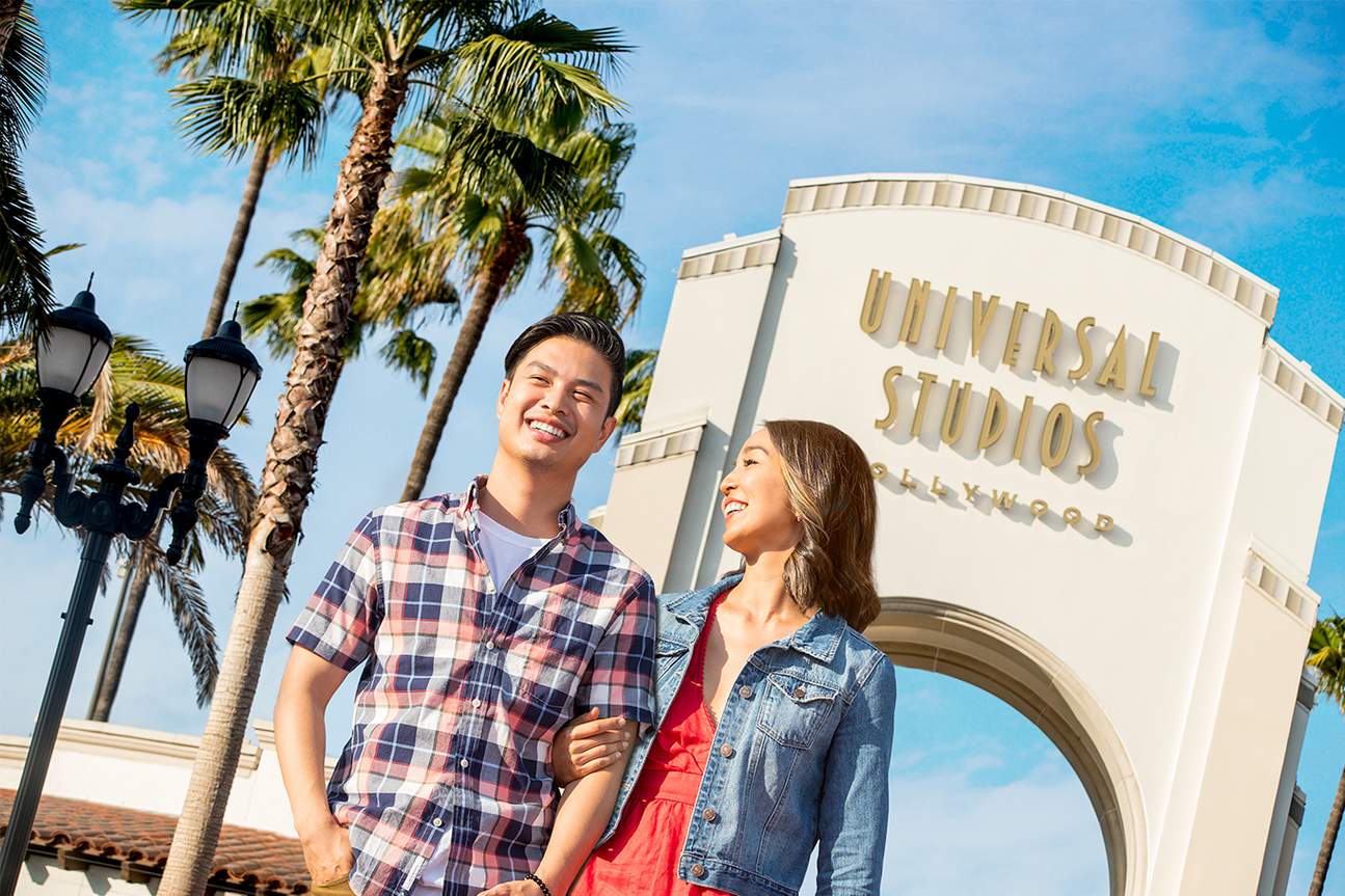 couple at universal studios hollywood arches