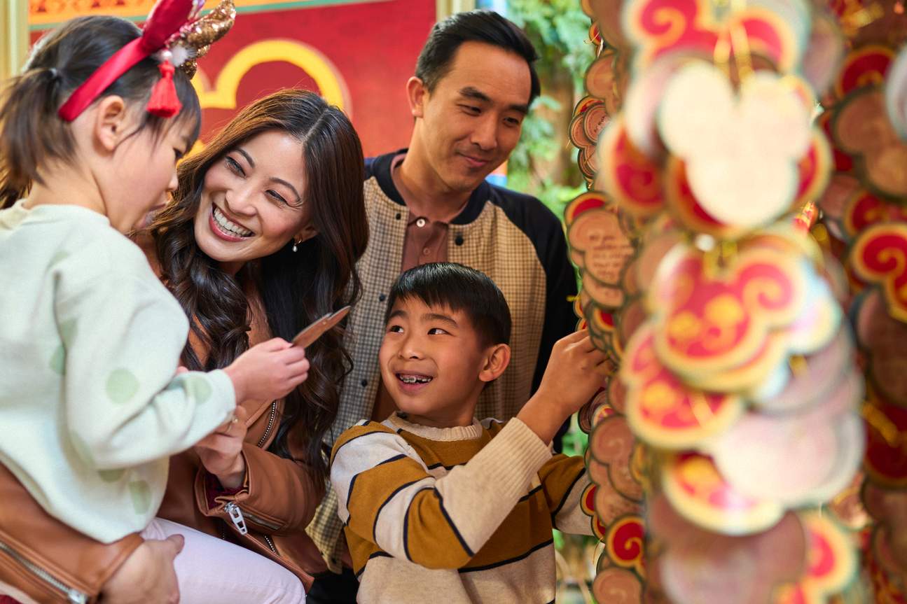 一家人在加州迪士尼乐园度假区欢度农历新年