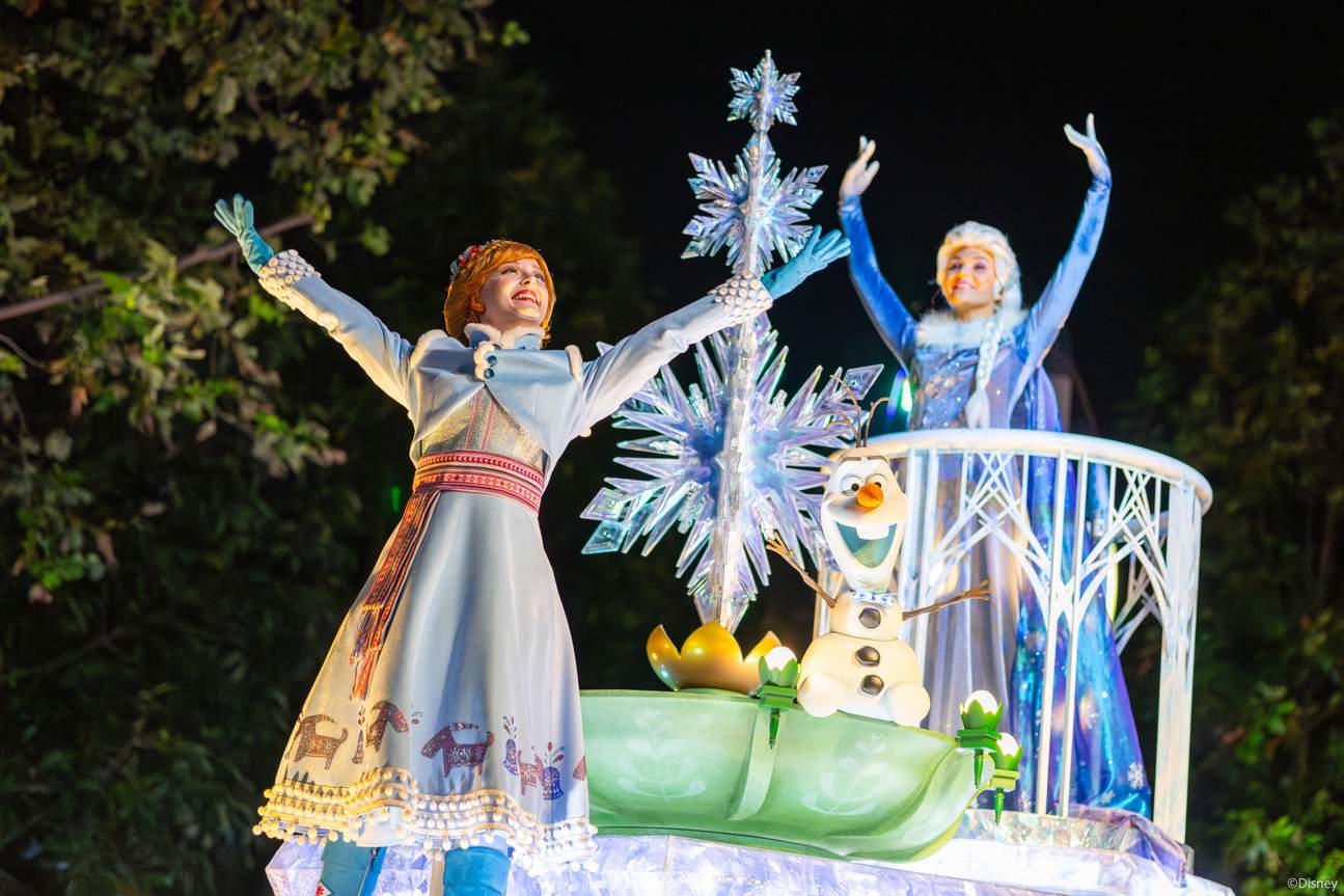 Парад Disney Winter Magic Cavalcade возвращается! Погрузитесь в классические зимние истории Disney и взаимодействуйте с персонажами Disney!