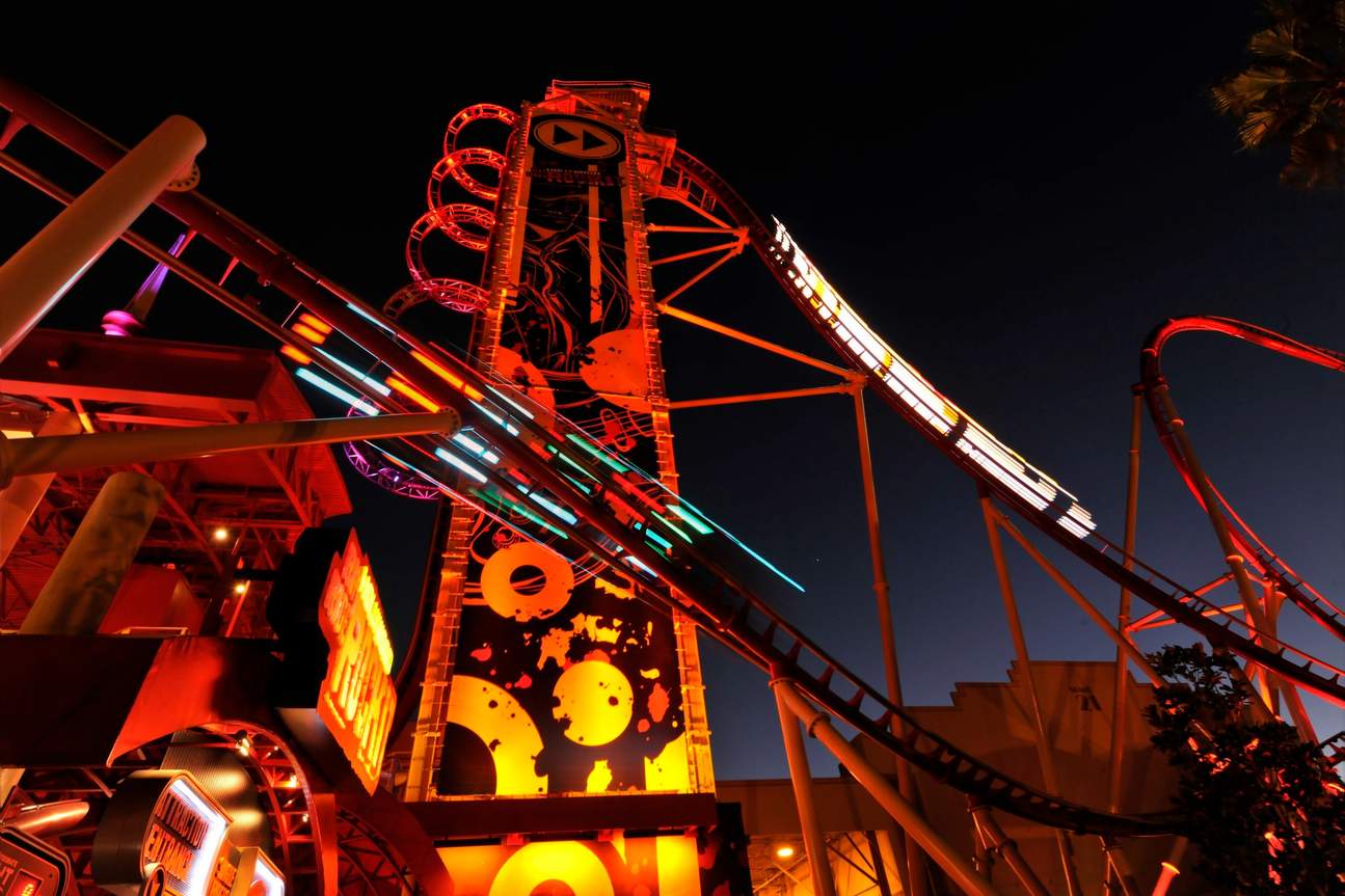 Naik Hollywood Rip Ride Rockit™ ini dan pilih lagu untuk didengarkan saat kamu menaiki roller coaster ini