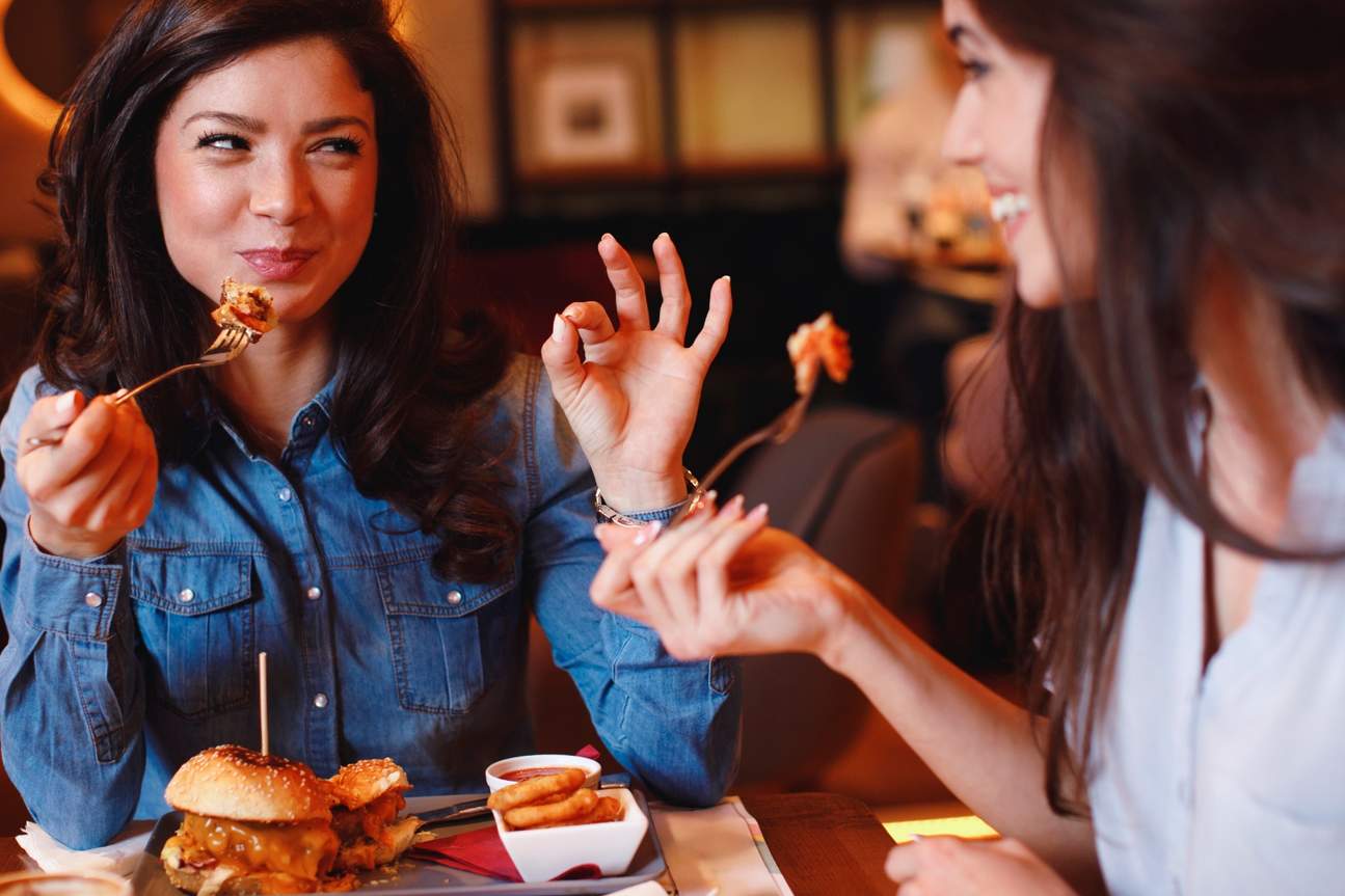 Thưởng thức ẩm thực tại quán cà phê