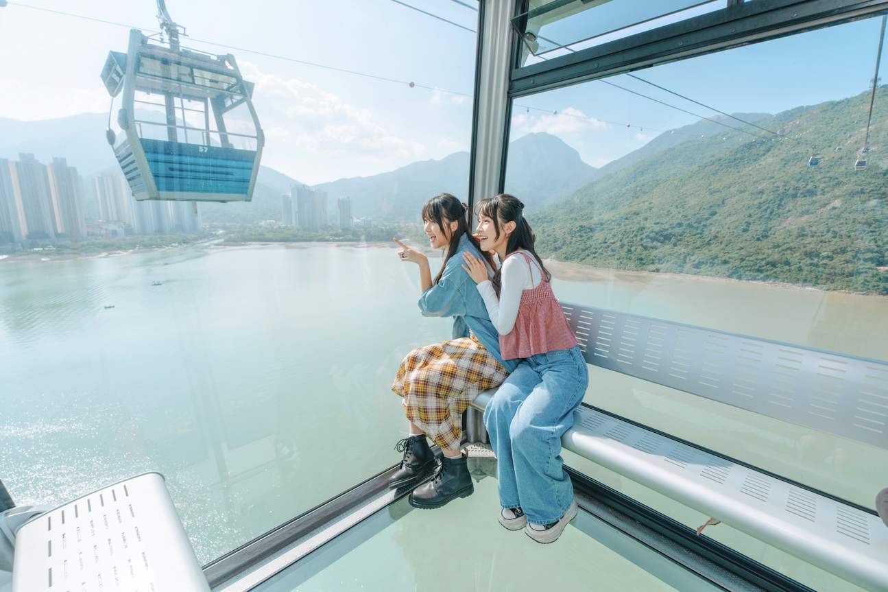 Entrez dans la cabine Crystal+ et planez au-dessus de l'île de Lantau en profitant d'une vue panoramique imprenable du sol au plafond.