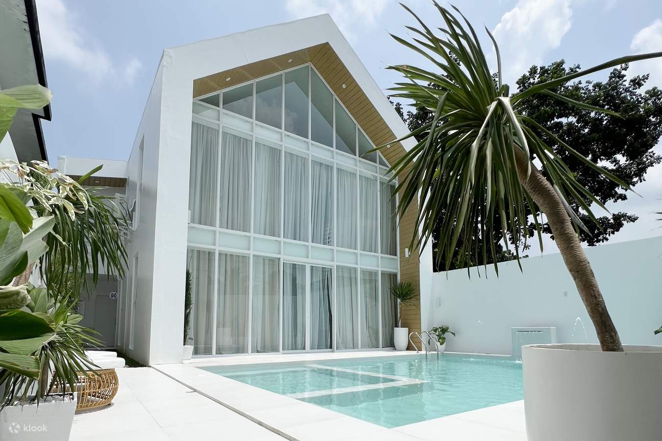Fasad Casa De Ixia dengan kolam renang dan pokok palma di hadapan