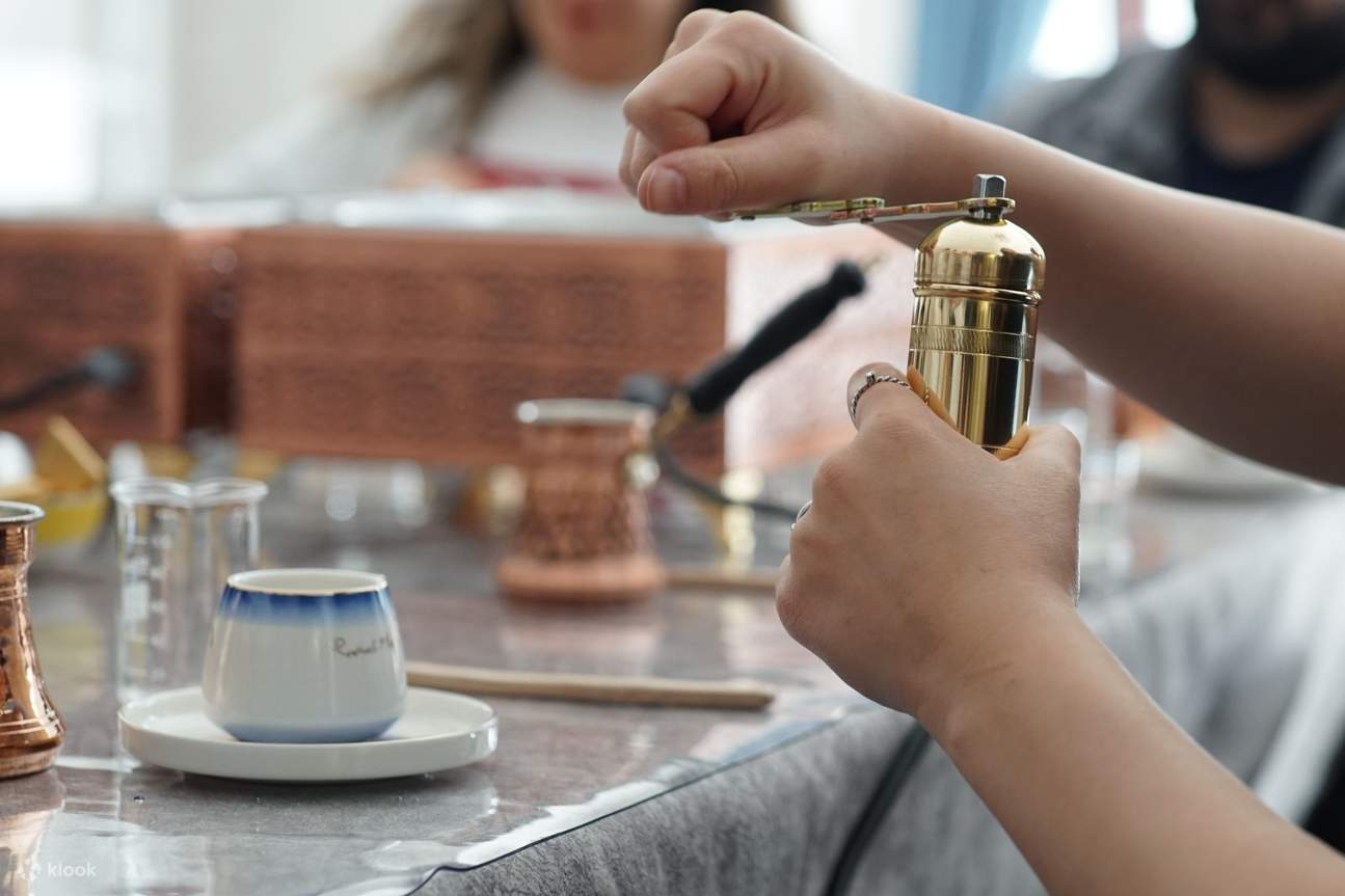 砂で焙煎するトルココーヒー：イスタンブールで生き続ける何世紀も前の伝統