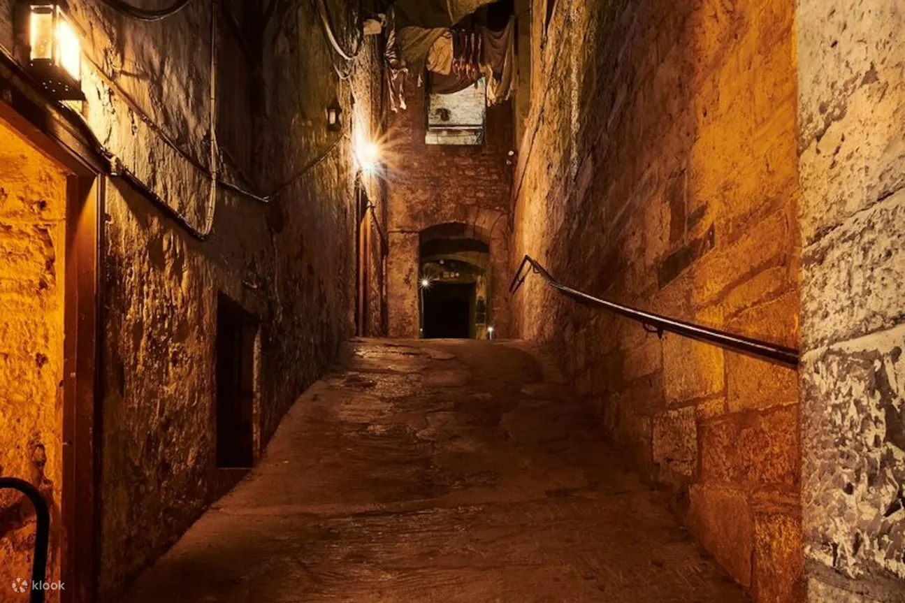 探索教堂的内部，感受其诡谲的氛围和独特的建筑特色