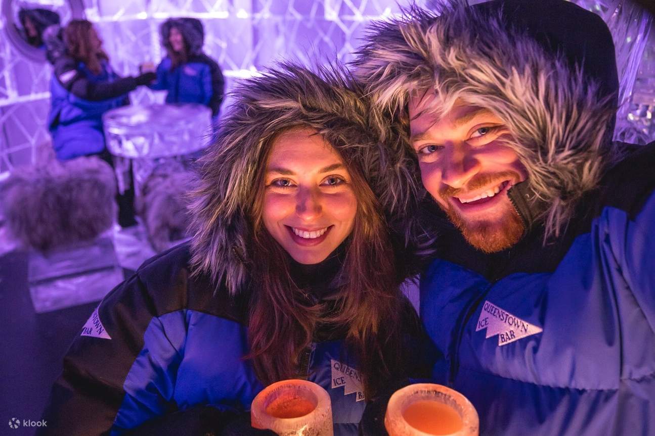 Пара в ледяном баре Куинстауна