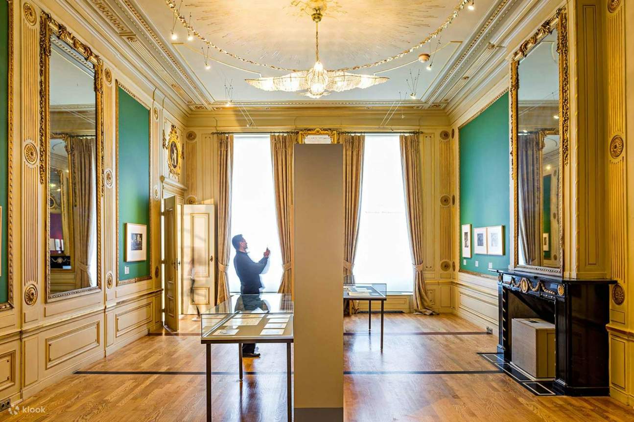 Pameran ini diadakan di bekas Istana Musim Dingin Ratu Emma yang elegan