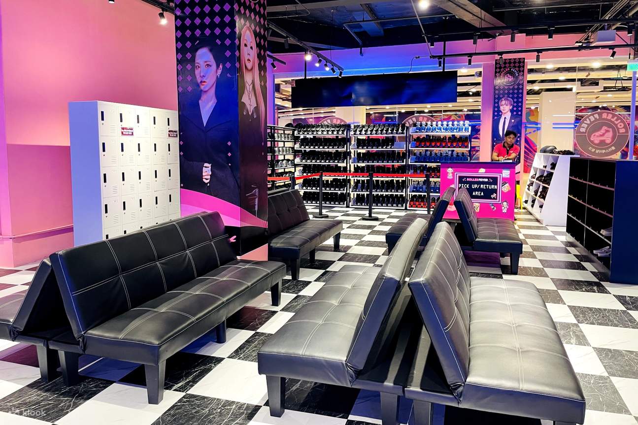 พื้นที่พักคอยกว้างขวางสำหรับนักสเก็ตในการสวมอุปกรณ์ และมีล็อกเกอร์สำหรับเก็บของส่วนตัวอย่างปลอดภัย