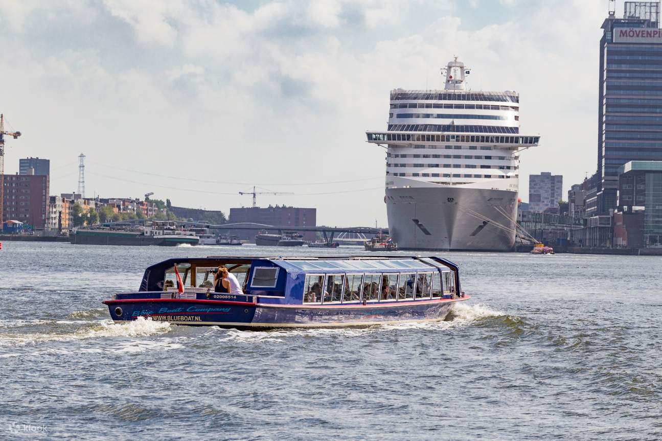 bot yang meluncur di atas air