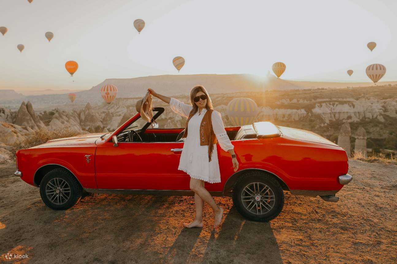 Séance photo en montgolfière au lever du soleil en voiture de collection en Cappadoce 