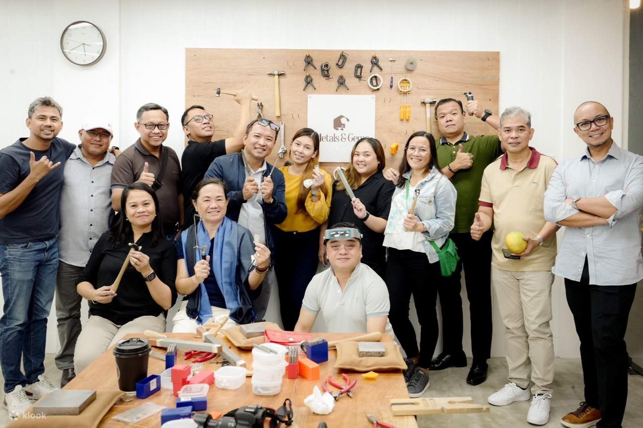 워크숍에서 직접 만든 주얼리를 자랑하는 사람들