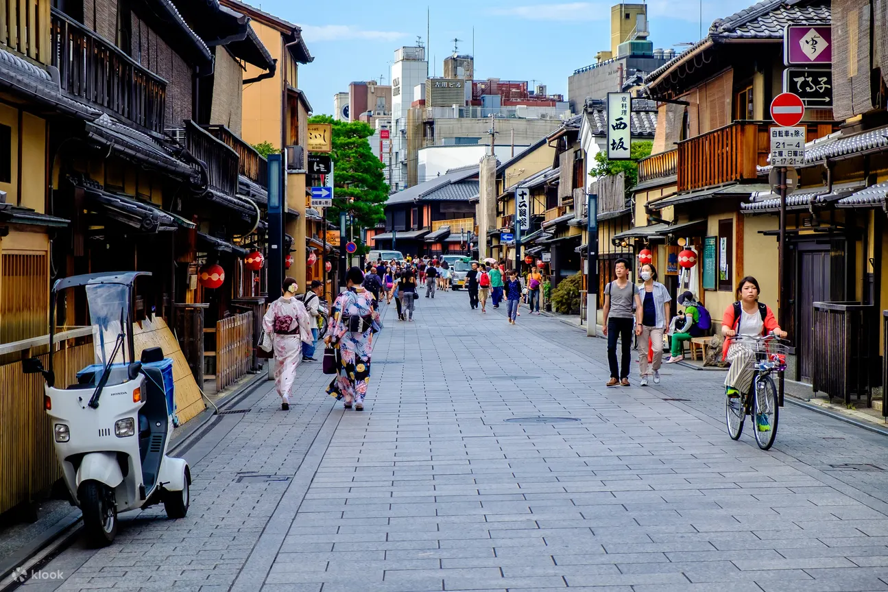骑车穿过历史悠久的街道，从风景秀丽的祗园区开始，这是京都标志性的艺伎街区