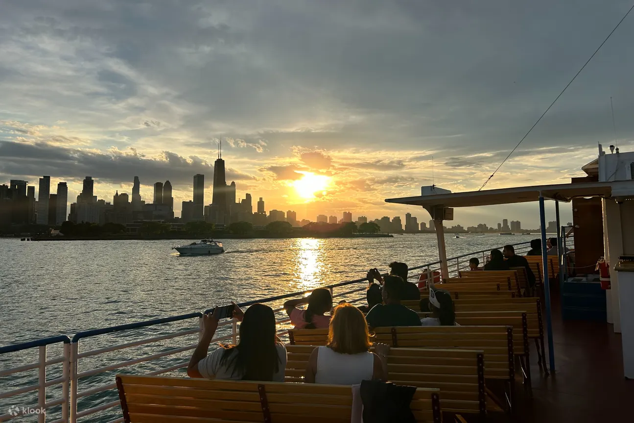 沿着密西根湖旅行，欣赏城市的壮丽景色