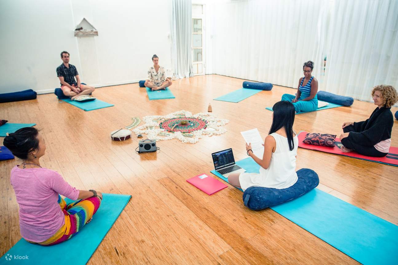 les gens dans les cours de yoga