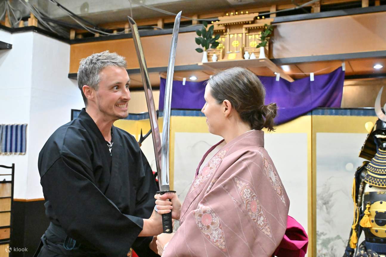 Kelas amali untuk mempelajari Bushido & Zen berdekatan OsakaCastle dengan foto