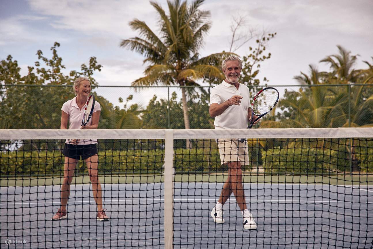pareja jugando tenis