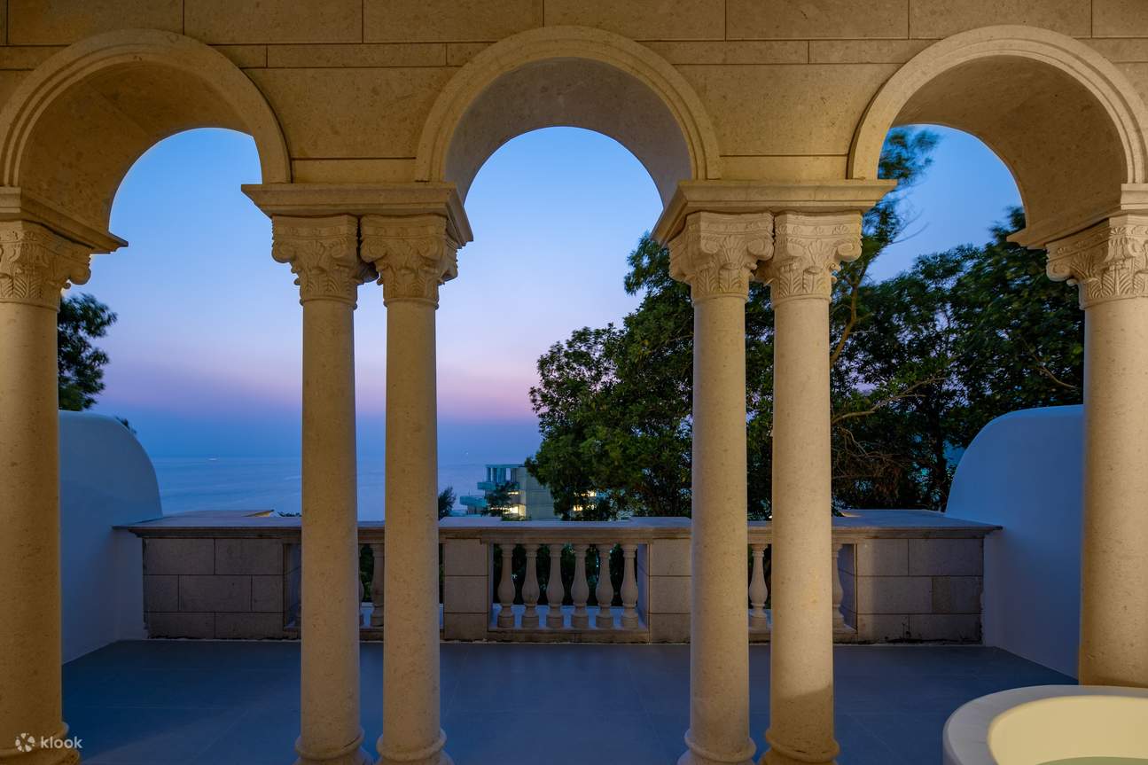 Phòng giường đôi có hồ bơi trong hang Mạnh Lai