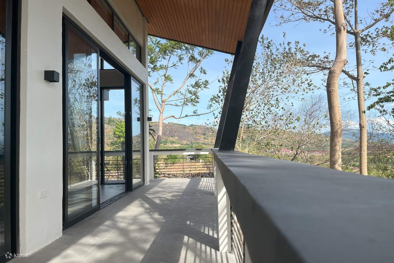 近くの山々を一望できるバルコニー