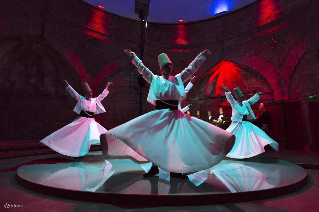 I Dervisci Rotanti si esibiscono