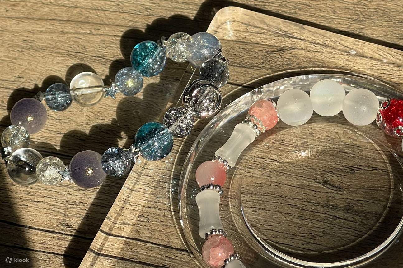 Chọn từ **hàng trăm loại hạt** – thủy tinh, pha lê, acrylic hoặc hạt Toho – **không giới hạn**! Tự tạo **trang sức hạt** độc đáo của riêng bạn theo cách bạn muốn.