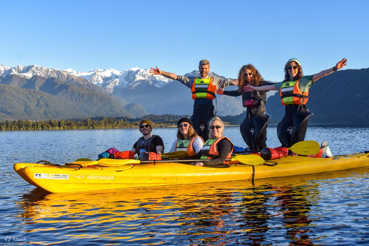 Kayak entre amis sur le lac Mapourika.