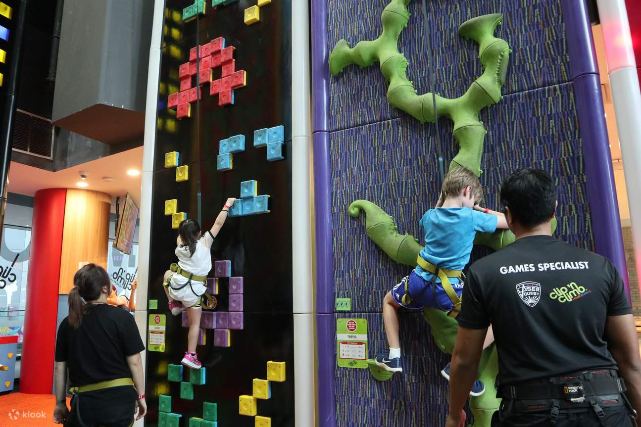 Huấn luyện viên đang dẫn dắt trẻ trải nghiệm