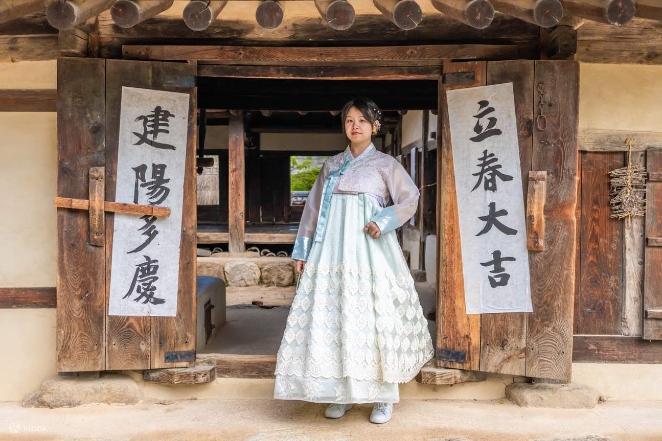 Một phụ nữ mặc hanbok