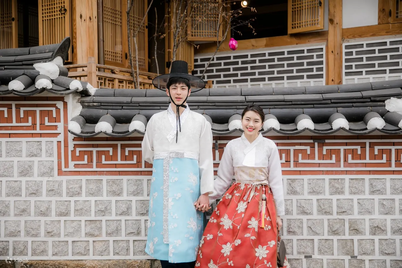 một người đàn ông và một người phụ nữ trong hanbok