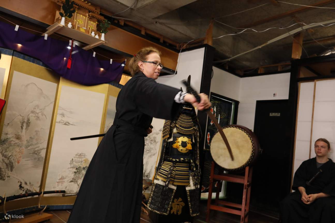 Trải Nghiệm Bushido Cắt Kiếm Samurai gần Thành Osaka