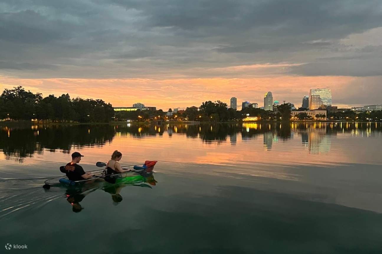 Những cơn gió nhẹ và làn nước bắn tung tóe tạo nên một trải nghiệm ngoài trời sảng khoái