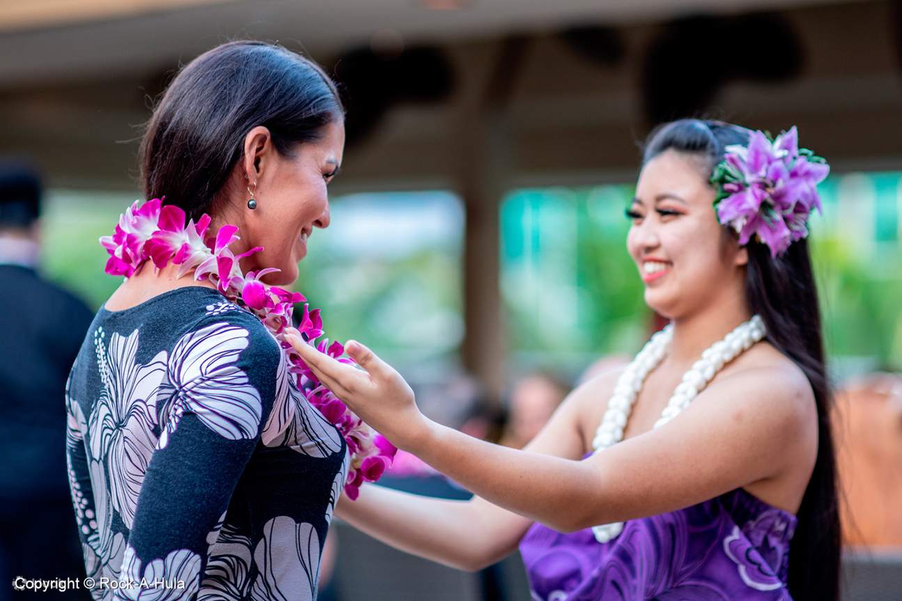 Un message d'accueil chaleureux en lei donnant le ton parfait pour votre aventure tropicale