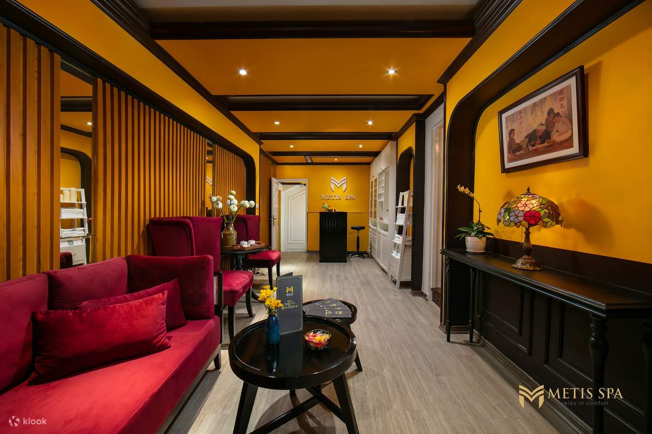 Sofas und Regale im Metis Boutique Spa