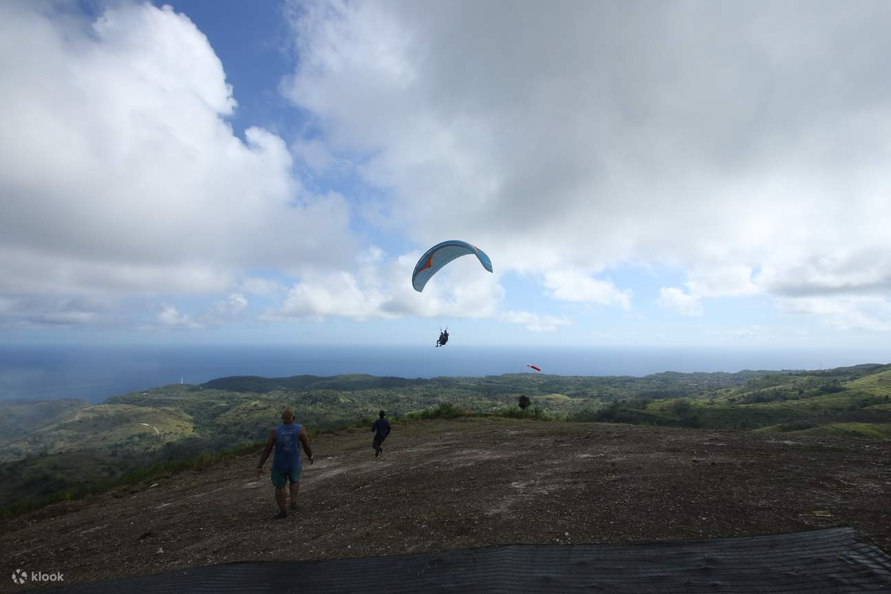 paragliding di atas pulau