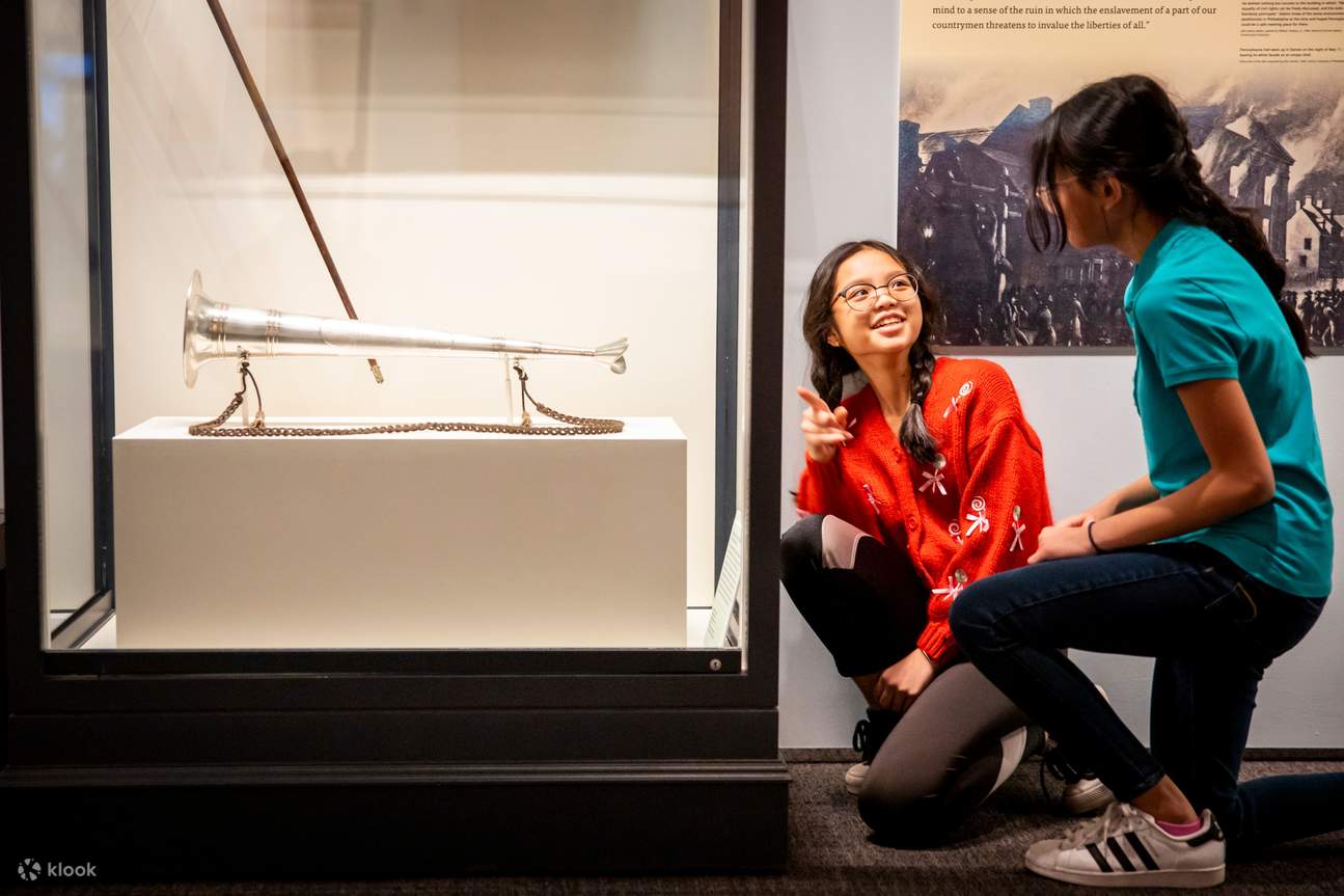 Bambini che osservano strumenti musicali