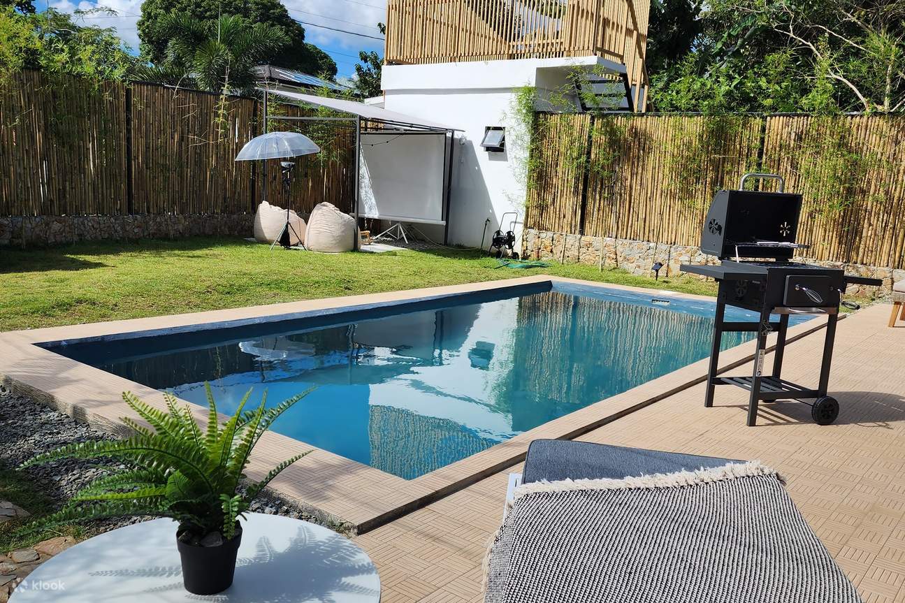 poolside view with griller by the pool