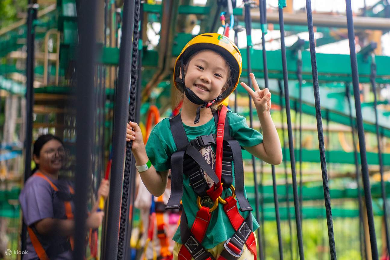 Entrada al circuito de cuerdas Houbii Spot en el zoológico de Singapur