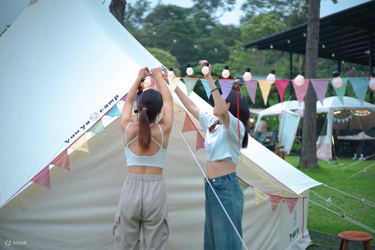 Dos personas preparando las luces decorativas.