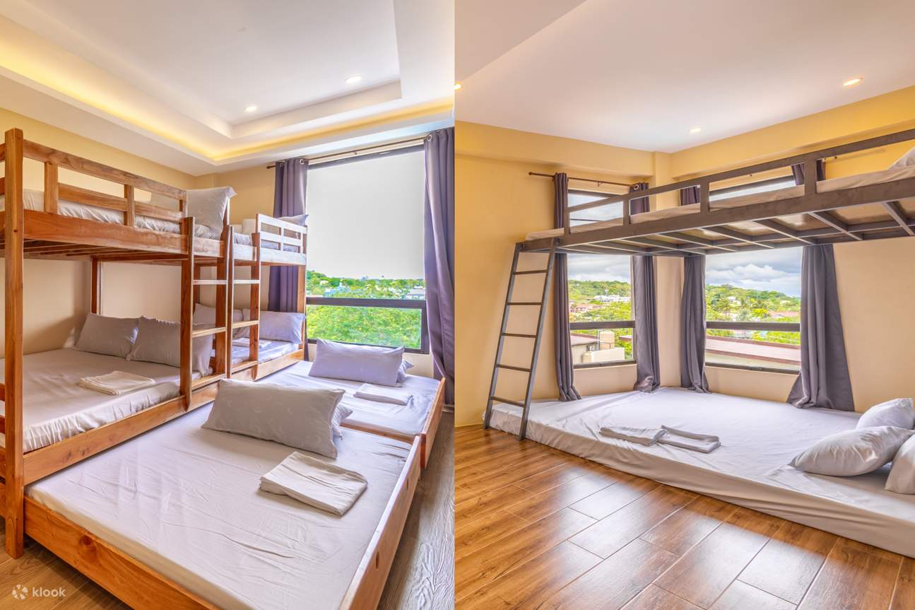 2층 침대와 일반 침대가 나란히 놓인 사진 2장입니다. 공동 침실이나 손님방에 안성맞춤입니다.