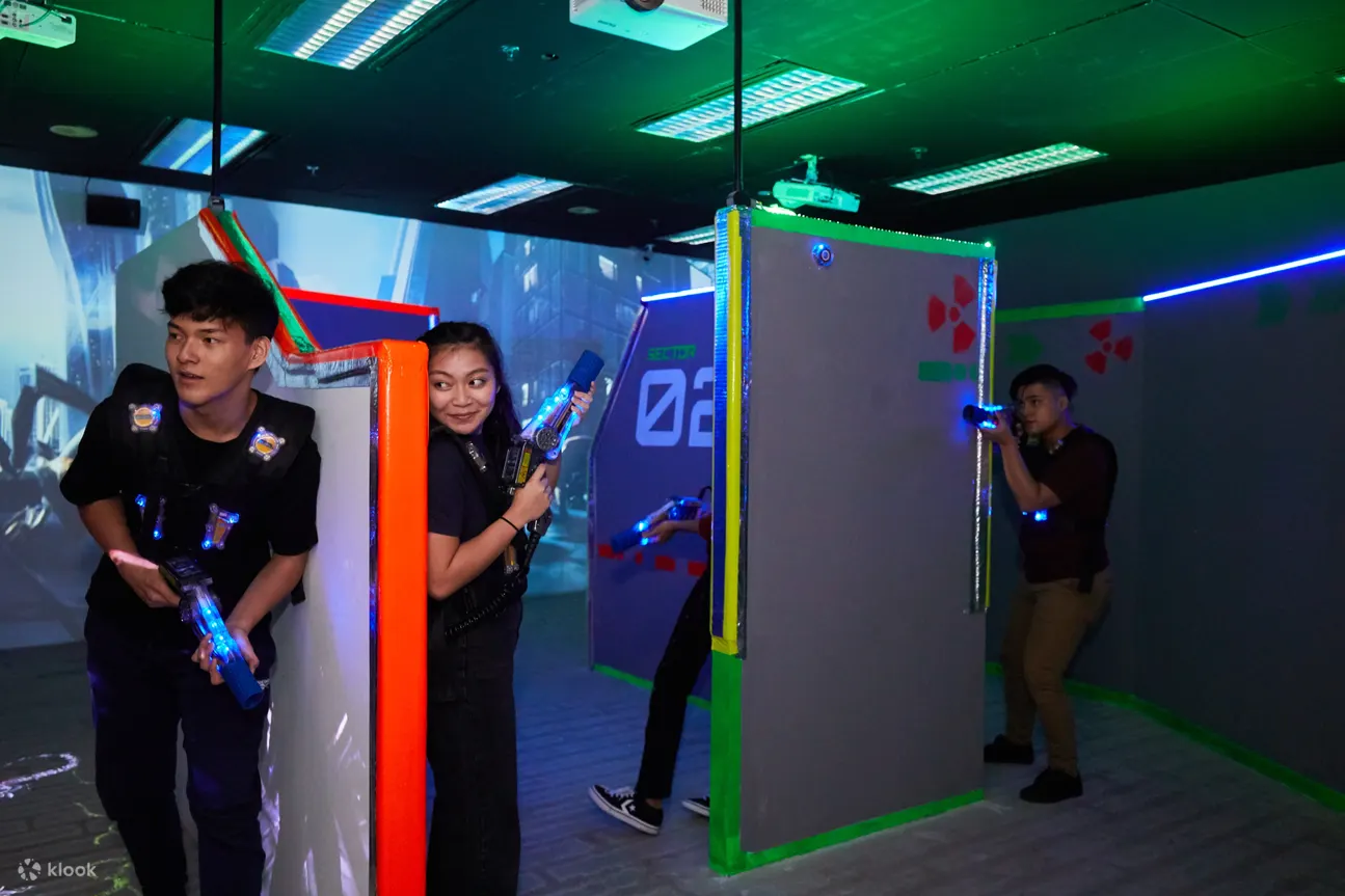 一群朋友在新加坡玩 Laser Tag