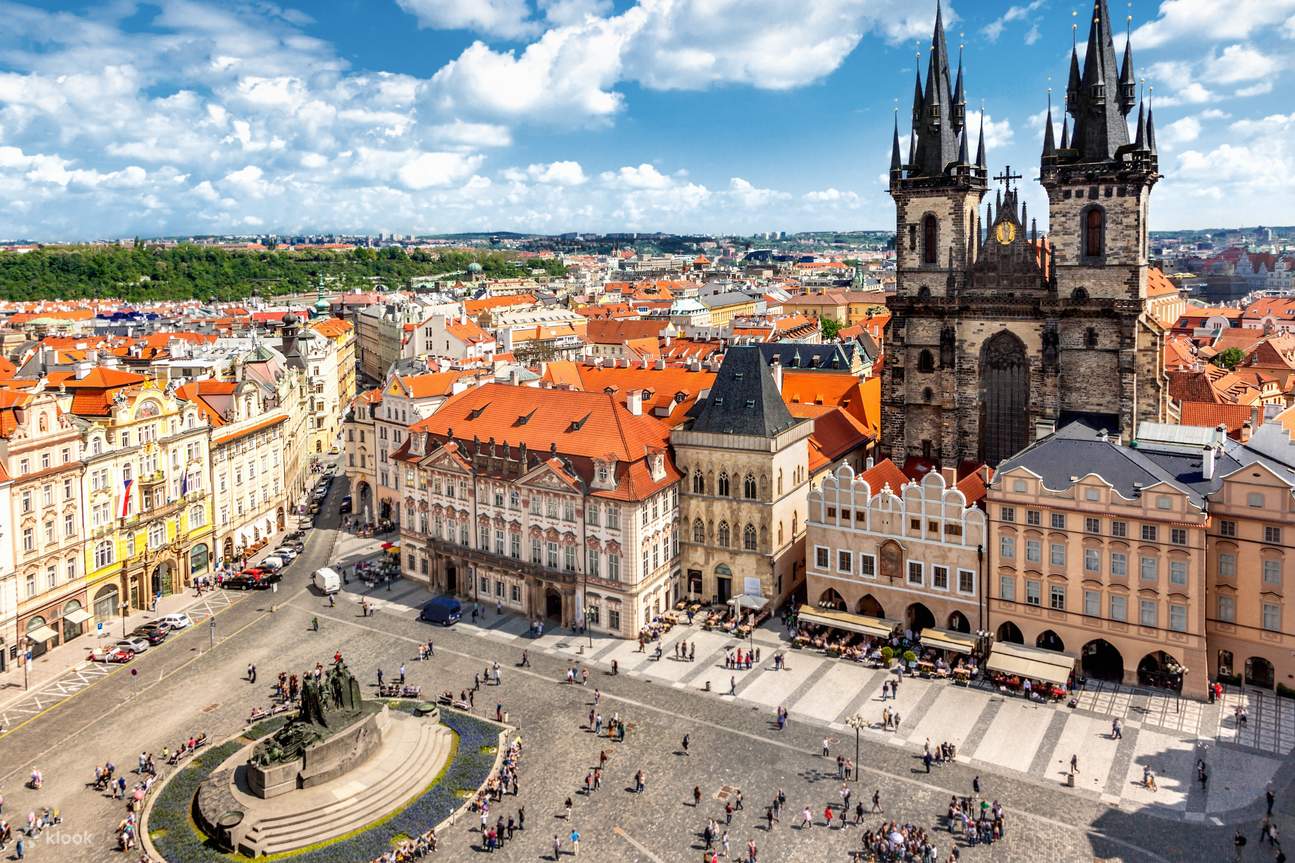 Lawati Old Town Square yang bersejarah dan meriah, yang terletak di tengah-tengah bandar