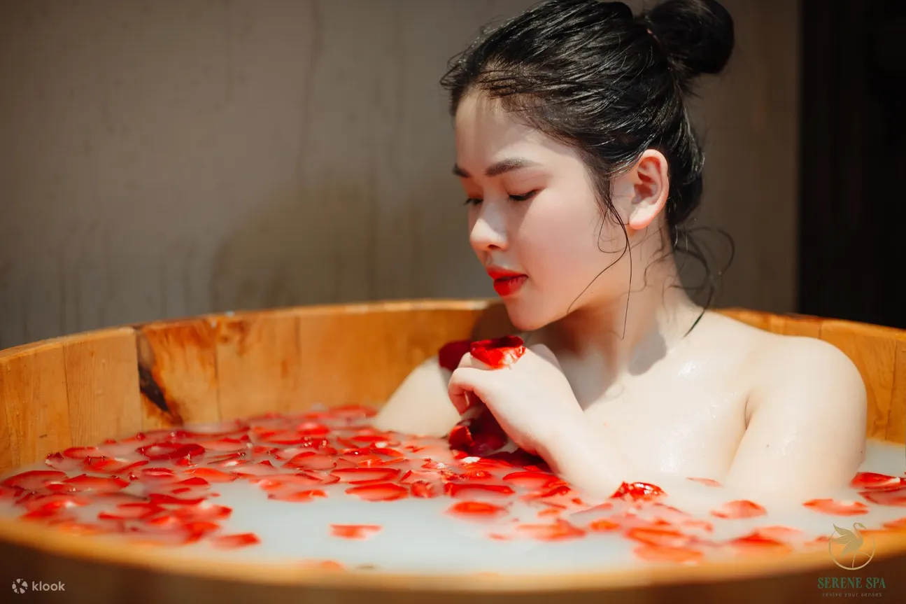 在宁静的水疗中心享受沐浴的女人