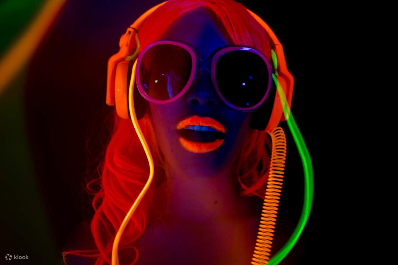 Vui chơi đánh gôn mini giữa ánh đèn neon