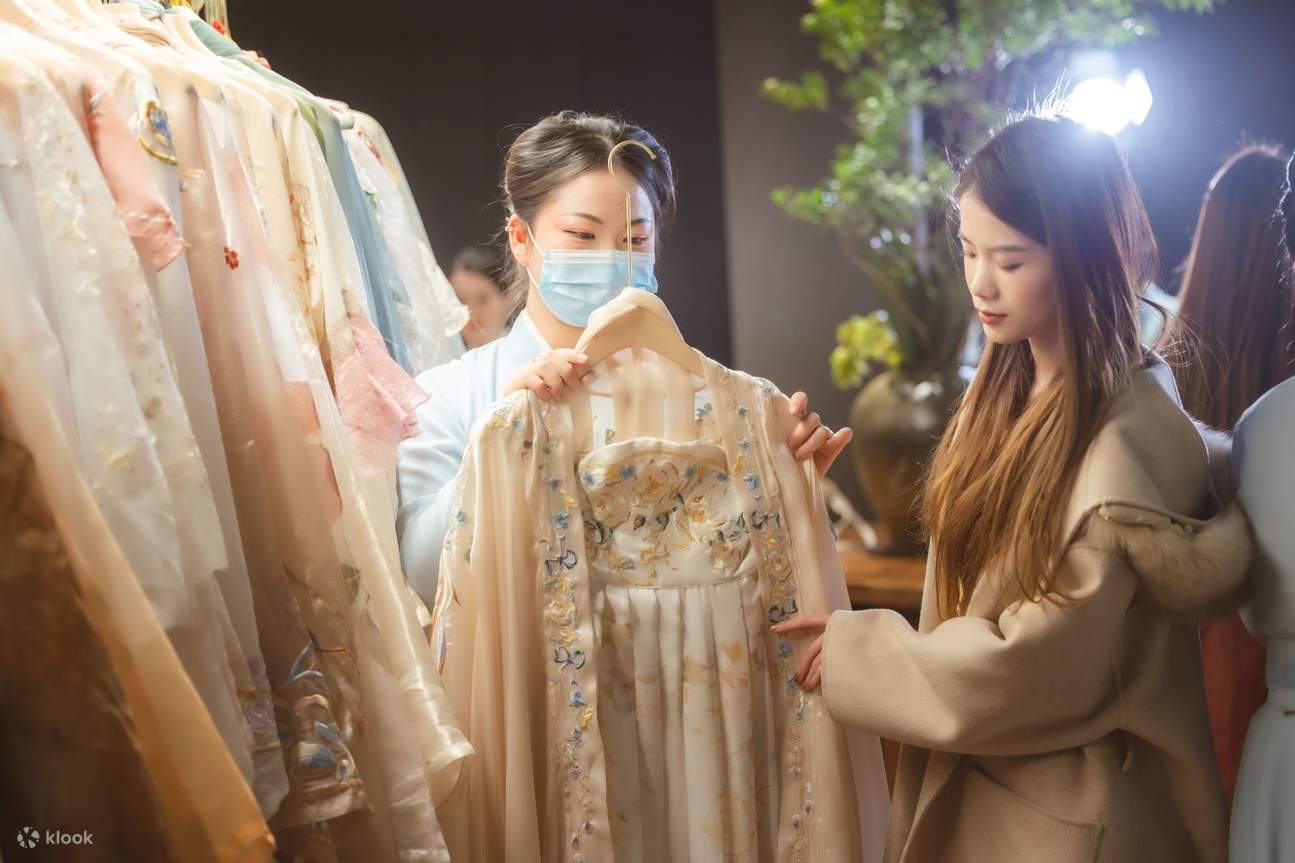 杭州宮宴設有專門的妝造區域，能讓你換上漢服等傳統服飾，更深入地融入這場跨越千年的文化盛宴