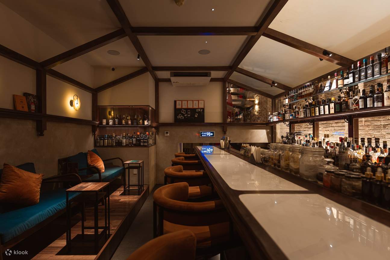 Pengalaman Mencicipi Rum di Vesou Saigon