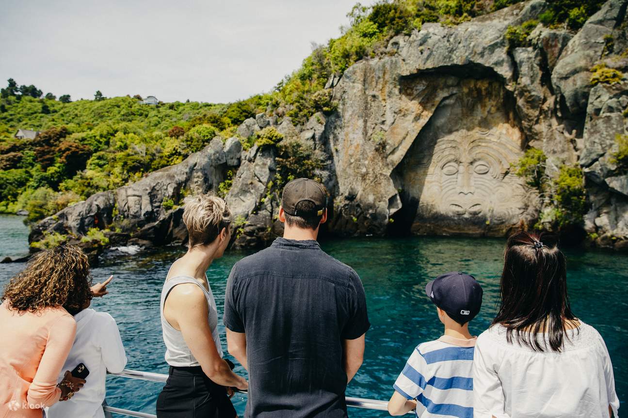 Les célèbres sculptures rupestres maories de Ngātoroirangi sur le lac Taupo