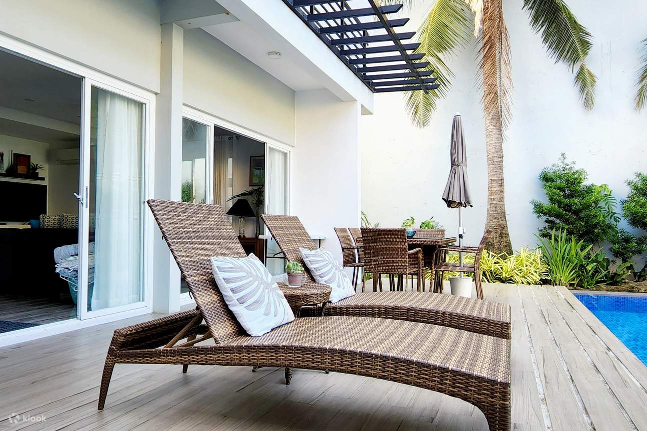 dua kursi santai di samping pintu masuk casita