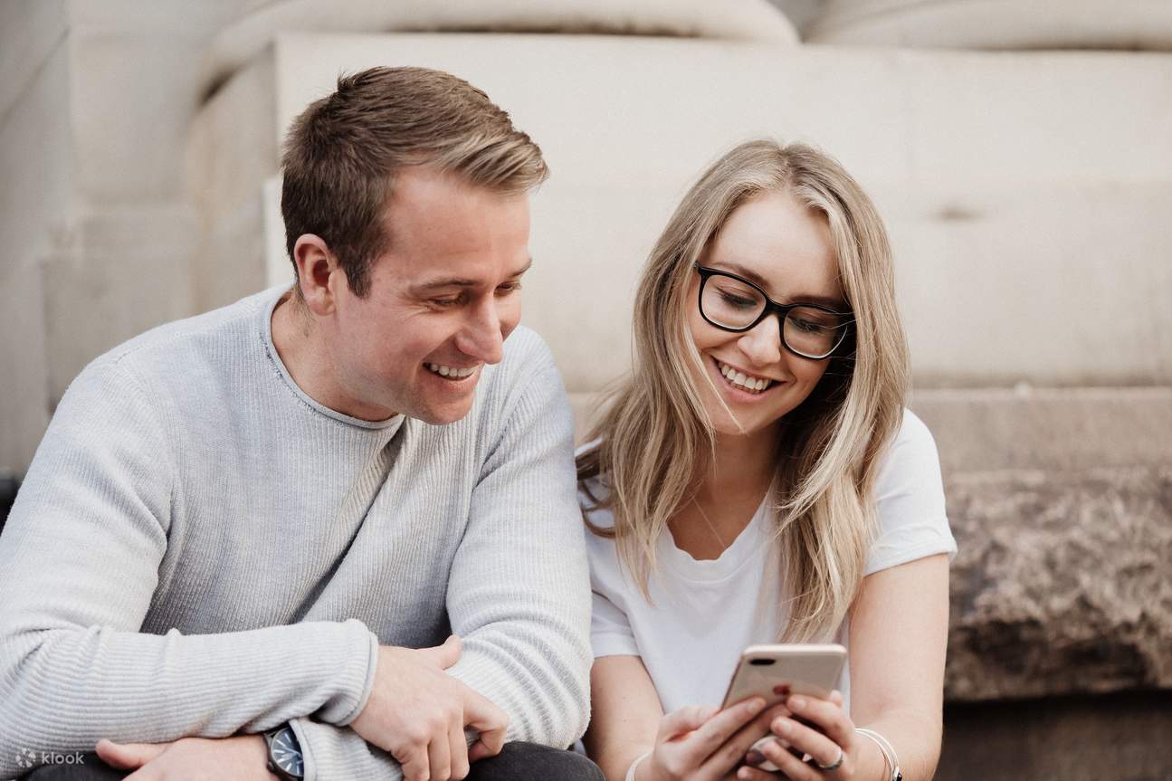 ミステリーピクニックパズルを解く友達