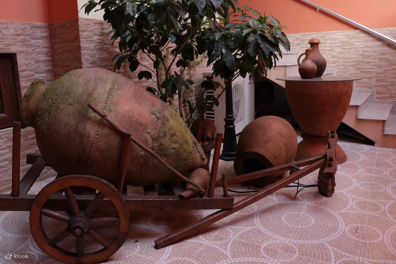 ชิมไวน์จอร์เจียที่ห้องเก็บไวน์ท้องถิ่นในบาตูมี