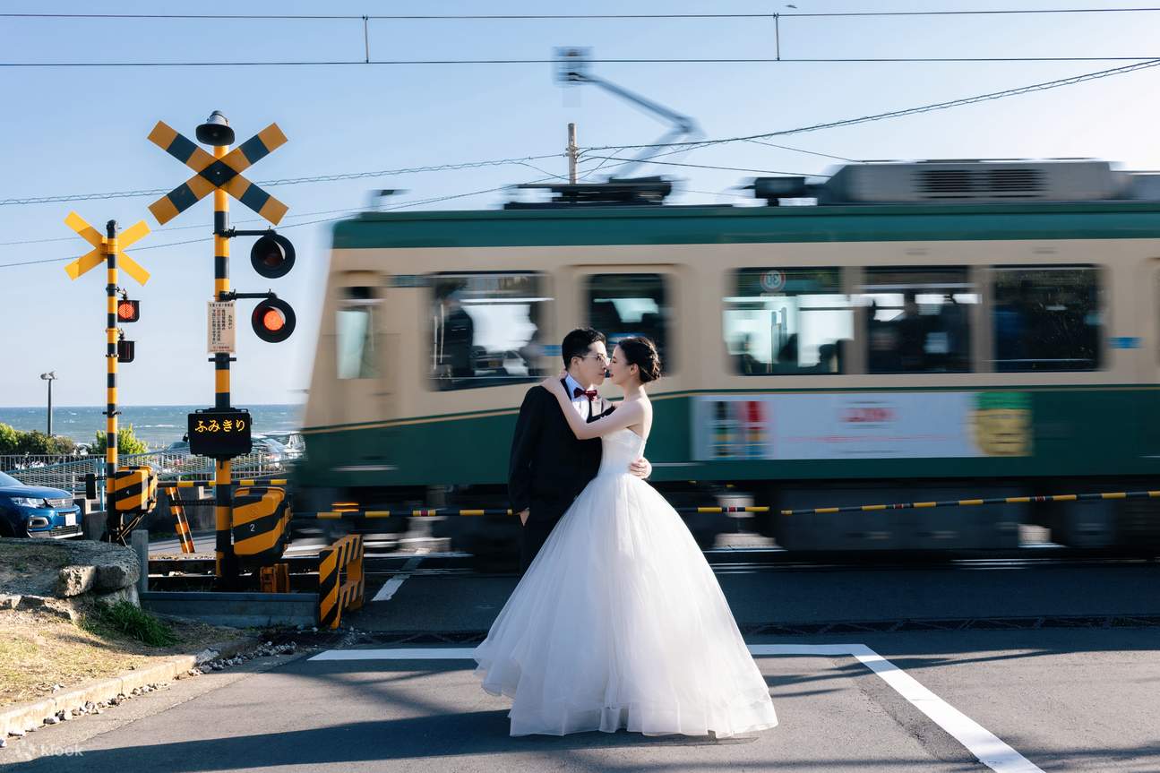 Shichirigahama Bahnübergang – Ikonische Enoden-Linie, die sich mit Fuji-Bergblicken an klaren Tagen kreuzt, romantisch und filmreif